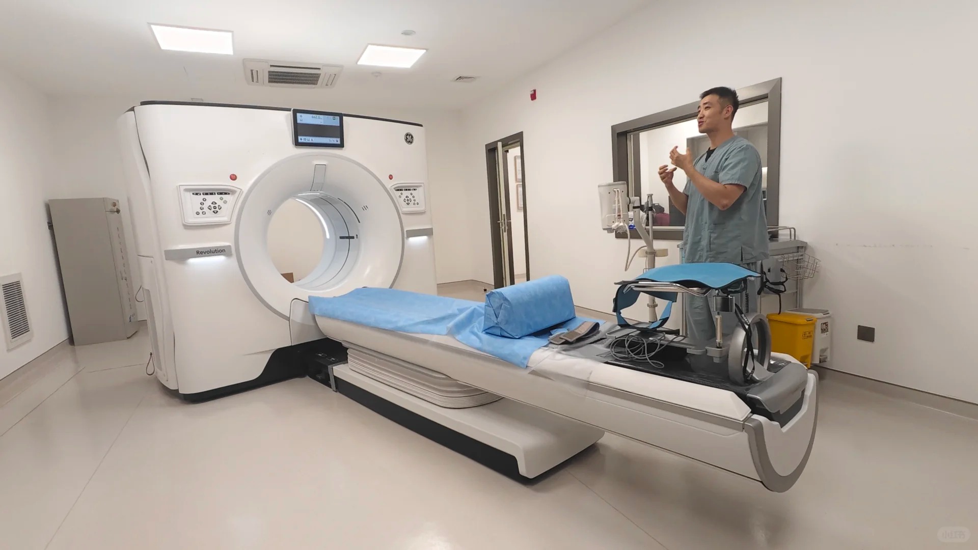 CT scan room with radiology technologist explaining the procedure to patients